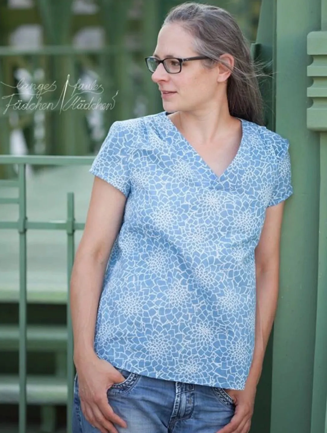 Happy Me- Blusenshirt mit V-Ausschnitt (Papierschnittmuster)