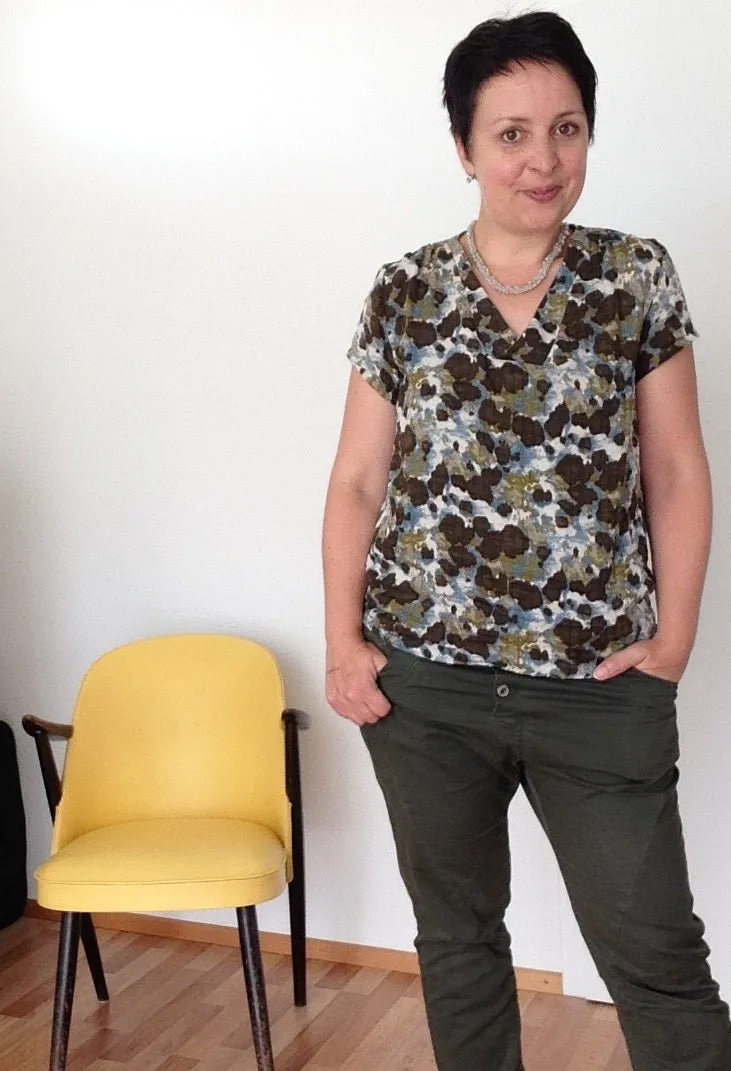 Happy Me- Blusenshirt mit V-Ausschnitt (Papierschnittmuster)