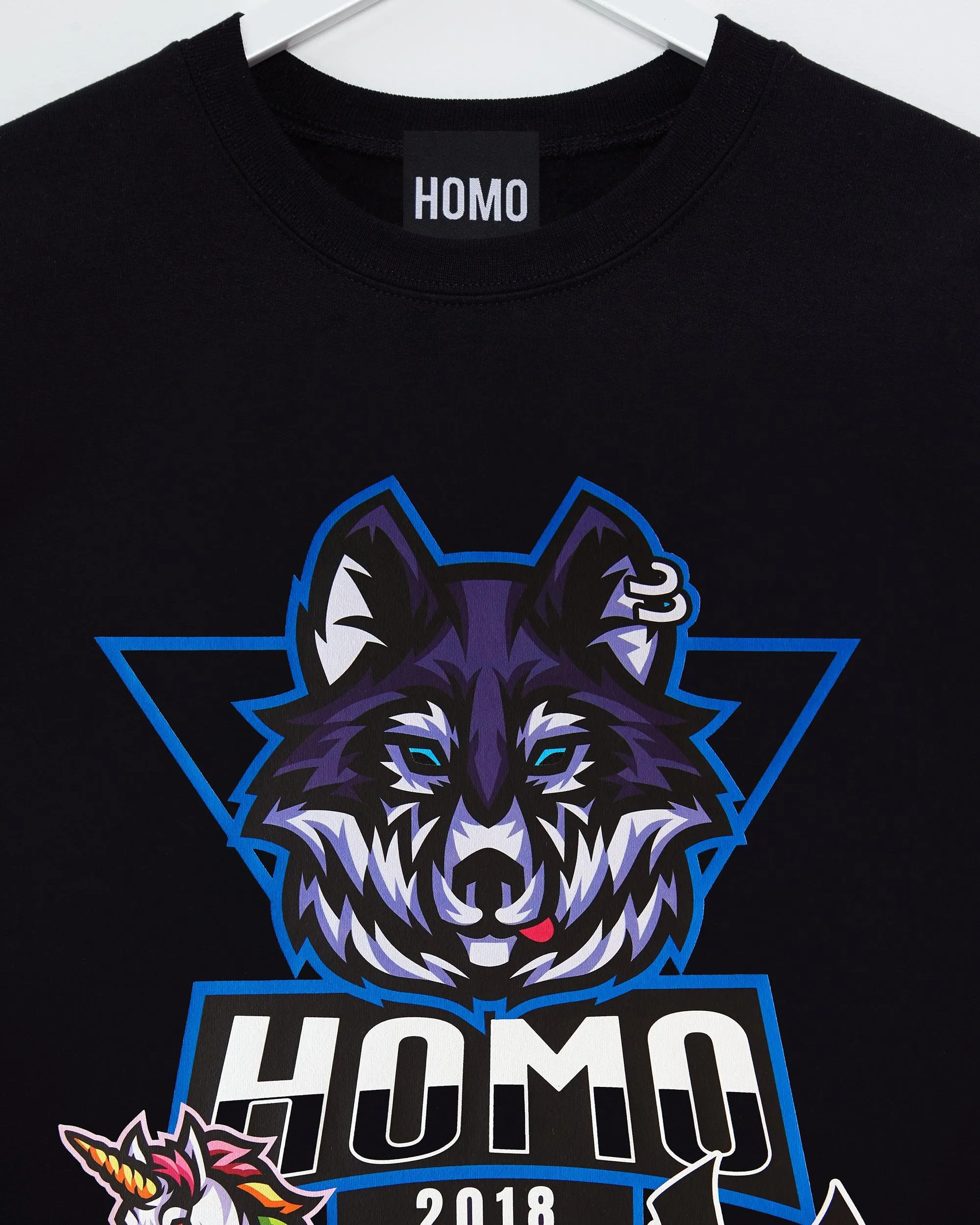 Sporty wolf, black - mens cropped tee / crop top